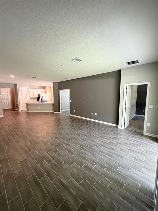 En Venta: $384,450 (4 camas, 3 baños, 2211 Pies cuadrados)