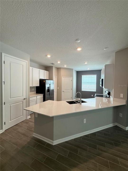 En Venta: $384,450 (4 camas, 3 baños, 2211 Pies cuadrados)