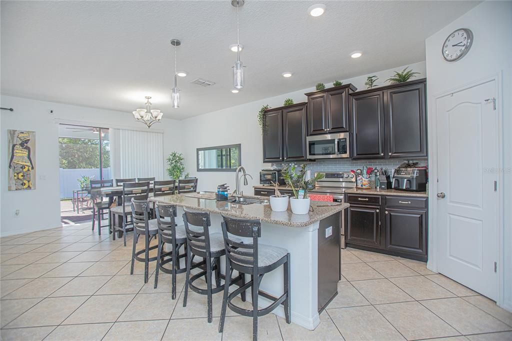 合同活跃: $605,000 (5 贝兹, 3 浴室, 3347 平方英尺)