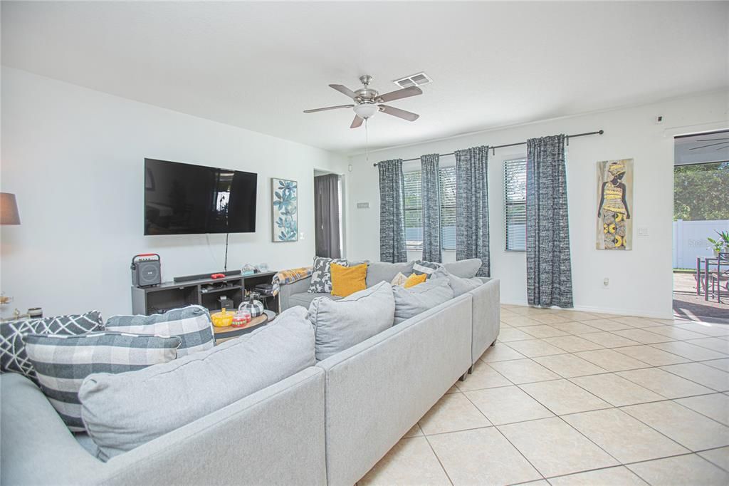 合同活跃: $605,000 (5 贝兹, 3 浴室, 3347 平方英尺)