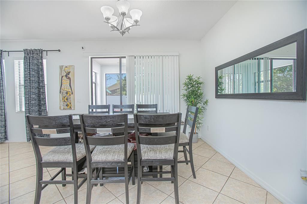 合同活跃: $605,000 (5 贝兹, 3 浴室, 3347 平方英尺)