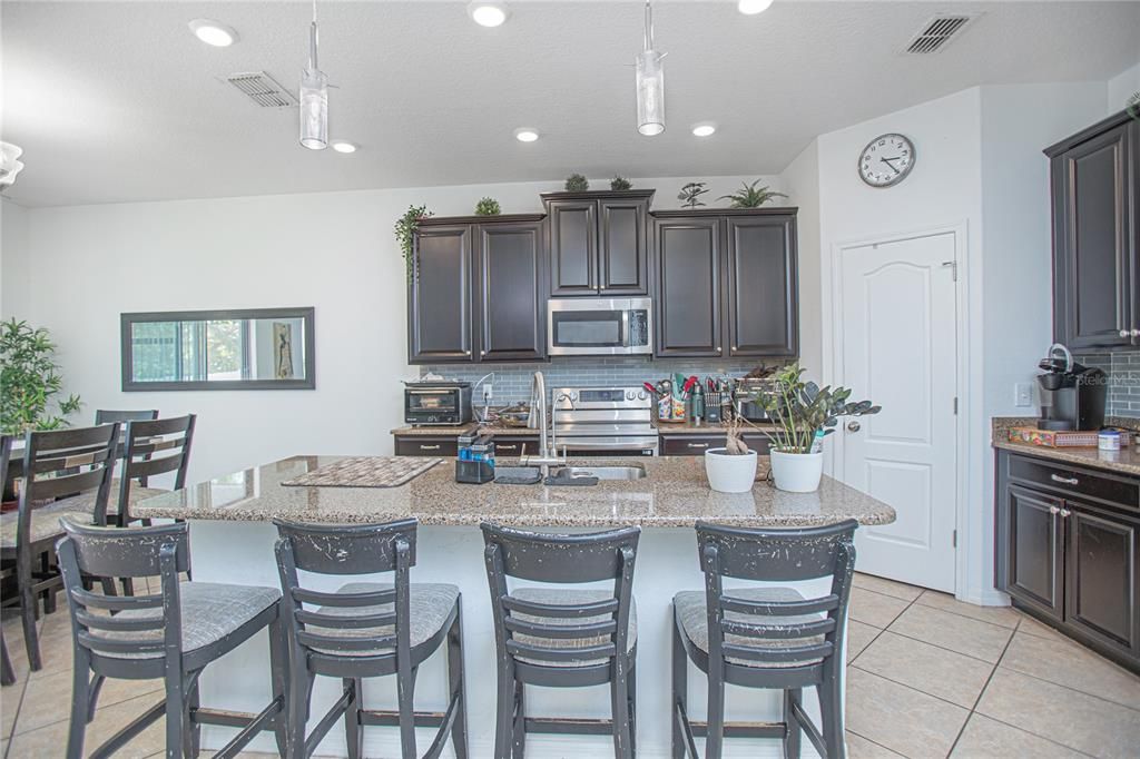 合同活跃: $605,000 (5 贝兹, 3 浴室, 3347 平方英尺)