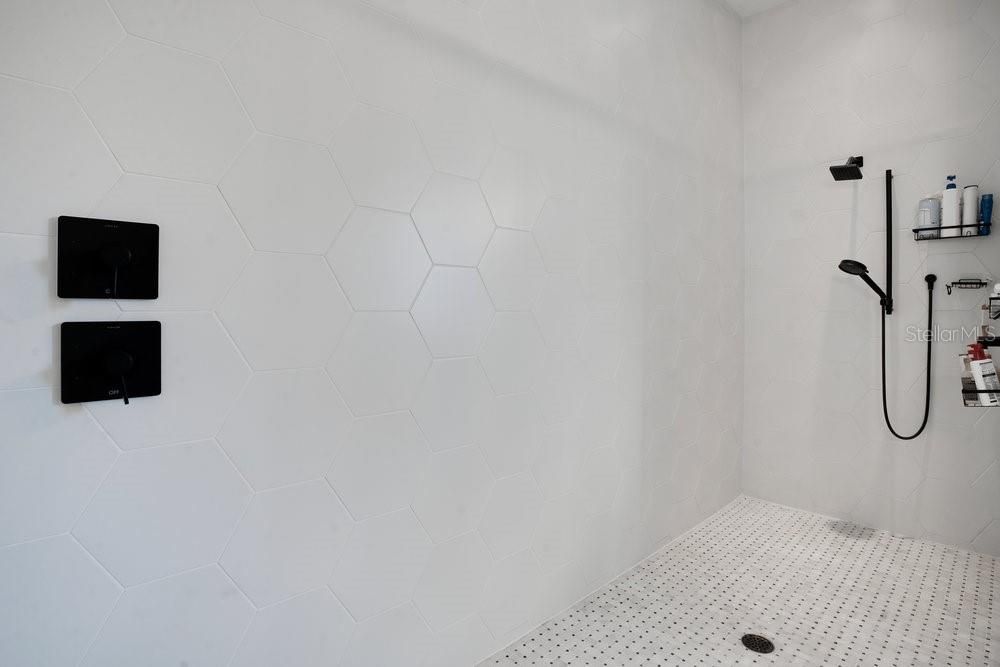 En Venta: $2,450,000 (5 camas, 4 baños, 4893 Pies cuadrados)