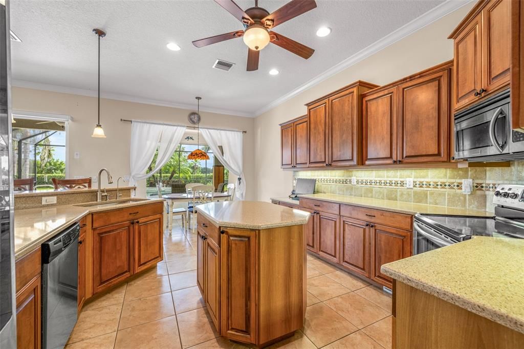 Под контрактом: $749,900 (4 спален, 3 ванн, 3471 Квадратных фут)