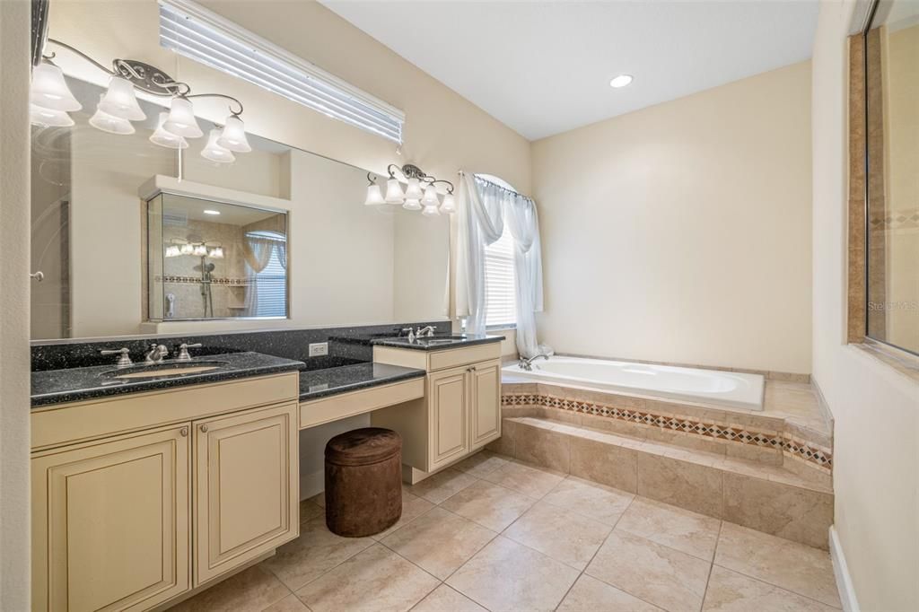 Под контрактом: $749,900 (4 спален, 3 ванн, 3471 Квадратных фут)