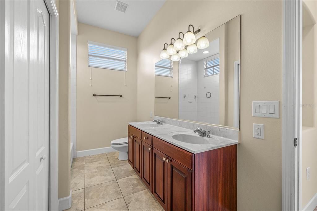 Под контрактом: $749,900 (4 спален, 3 ванн, 3471 Квадратных фут)