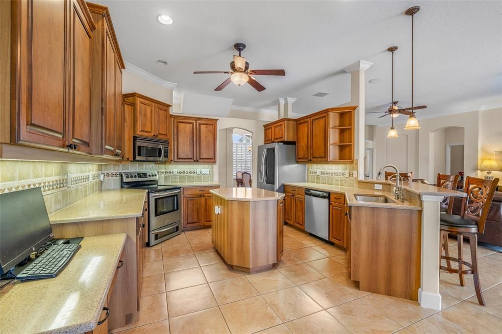 Под контрактом: $749,900 (4 спален, 3 ванн, 3471 Квадратных фут)