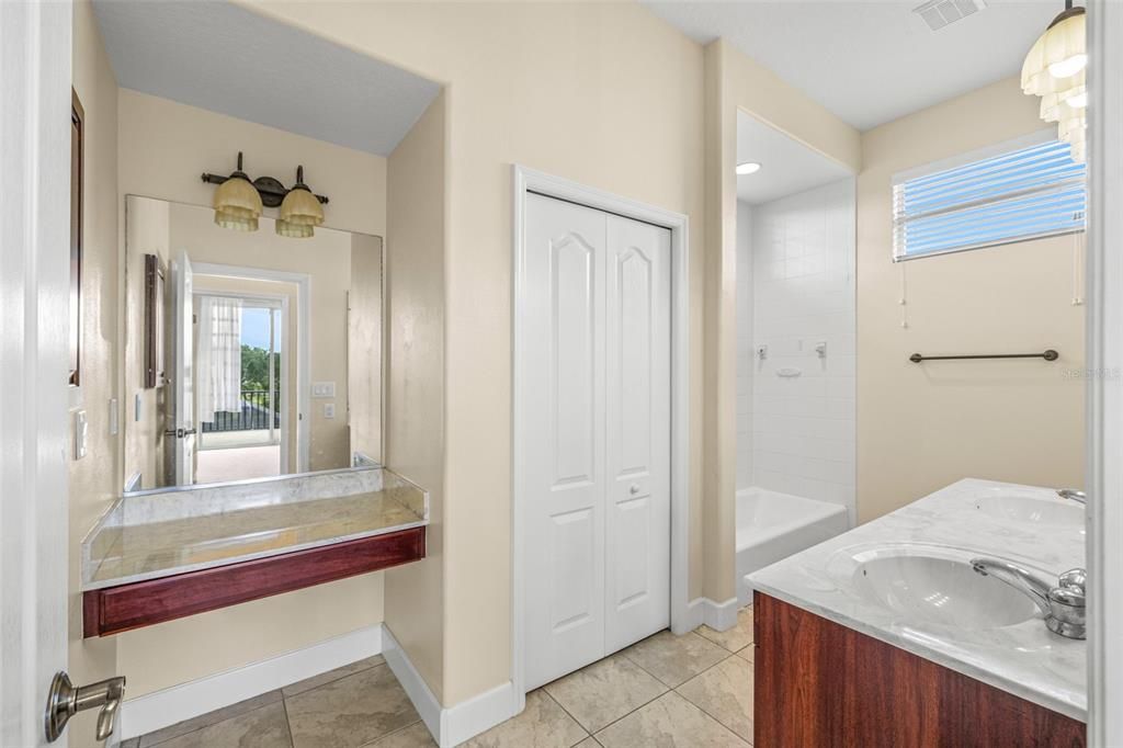 Под контрактом: $749,900 (4 спален, 3 ванн, 3471 Квадратных фут)