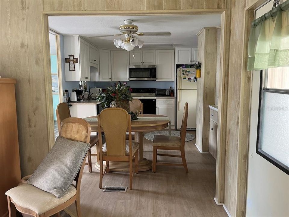 На продажу: $99,000 (2 спален, 2 ванн, 1043 Квадратных фут)