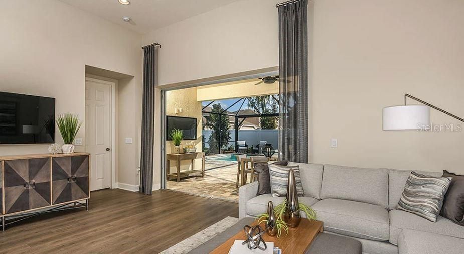 合同活跃: $584,474 (3 贝兹, 2 浴室, 2055 平方英尺)