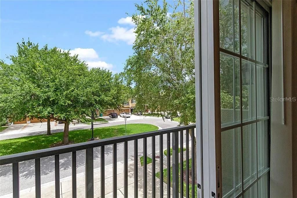 Activo con contrato: $289,000 (2 camas, 2 baños, 1216 Pies cuadrados)