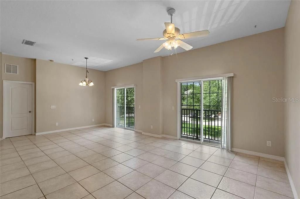 Activo con contrato: $289,000 (2 camas, 2 baños, 1216 Pies cuadrados)