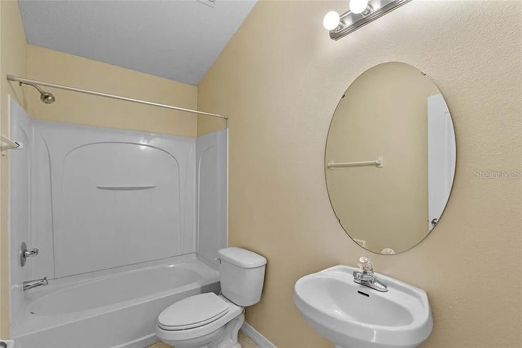 Activo con contrato: $289,000 (2 camas, 2 baños, 1216 Pies cuadrados)