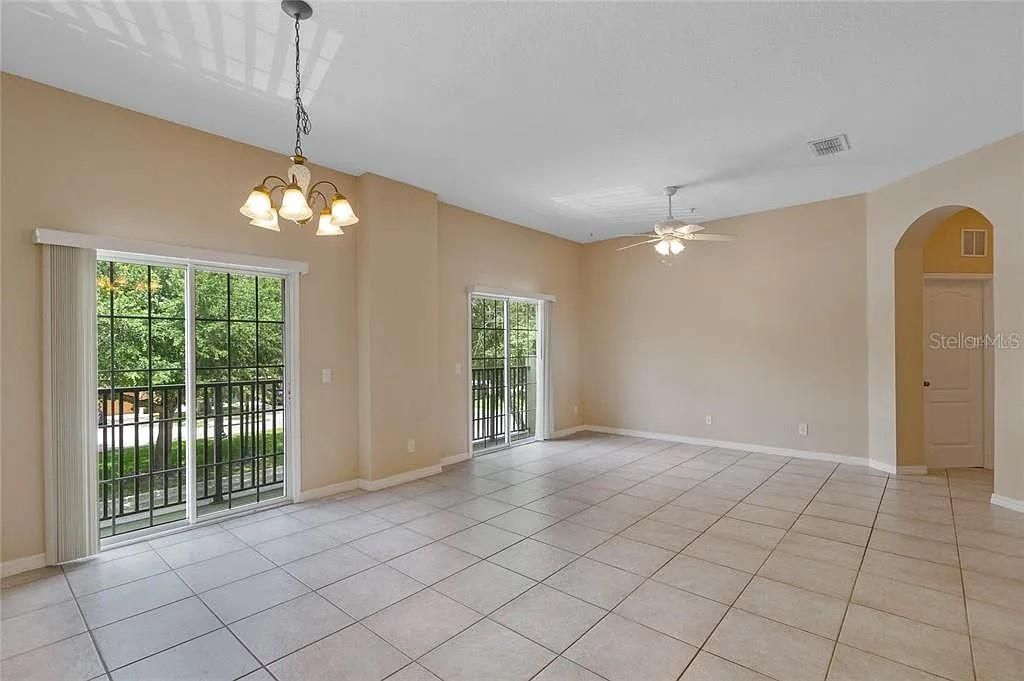 Activo con contrato: $289,000 (2 camas, 2 baños, 1216 Pies cuadrados)