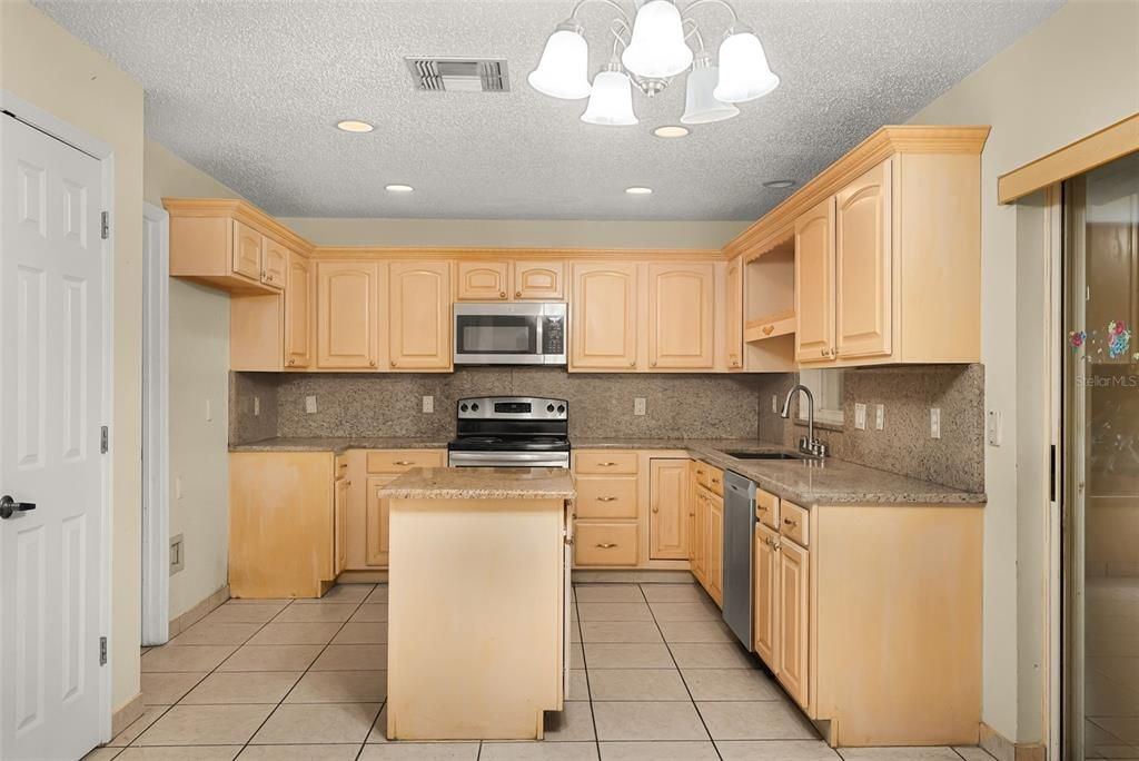 Active With Contract: $390,000 (3 beds, 2 baths, 2793 Square Feet)