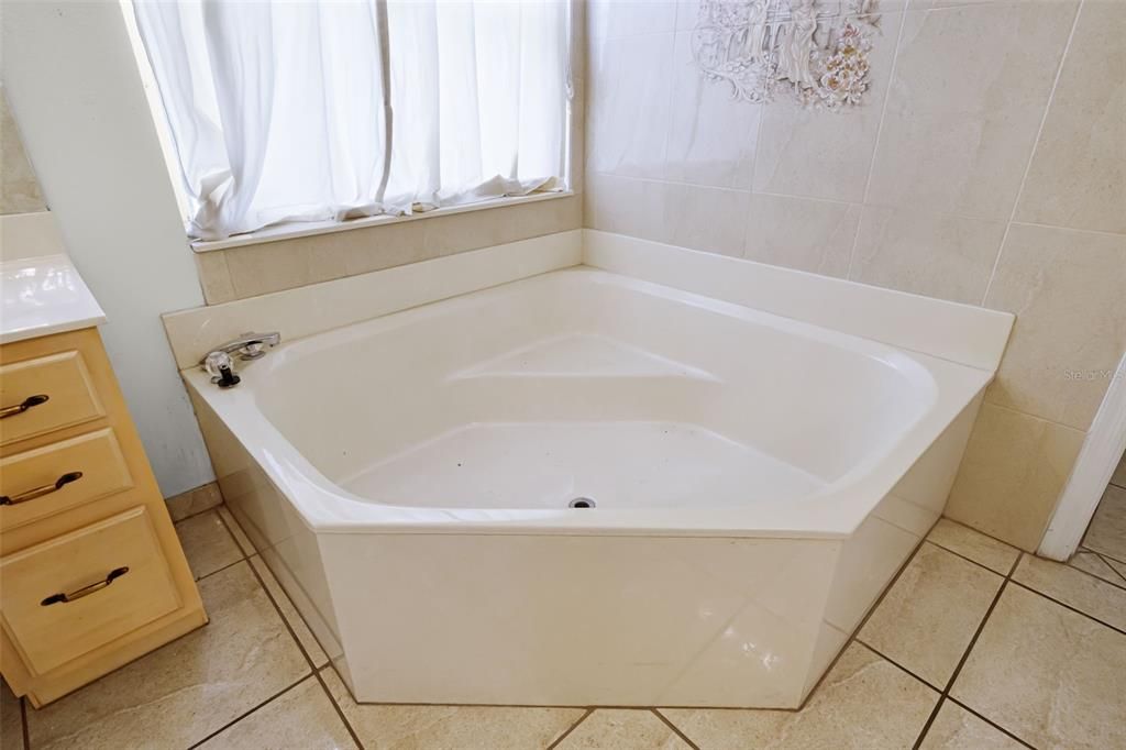 Active With Contract: $390,000 (3 beds, 2 baths, 2793 Square Feet)