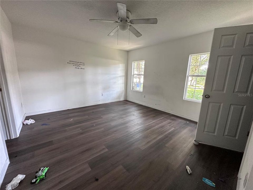 Activo con contrato: $400,000 (5 camas, 2 baños, 2016 Pies cuadrados)