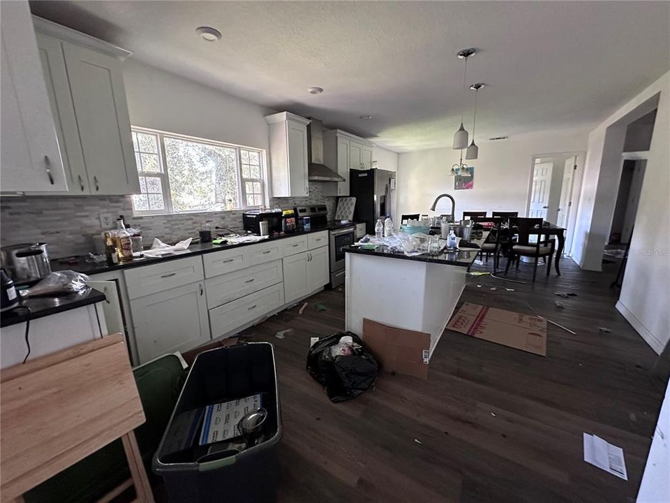 Activo con contrato: $400,000 (5 camas, 2 baños, 2016 Pies cuadrados)