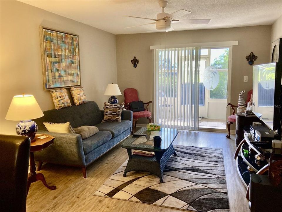 Active With Contract: $110,000 (2 beds, 1 baths, 1086 Square Feet)