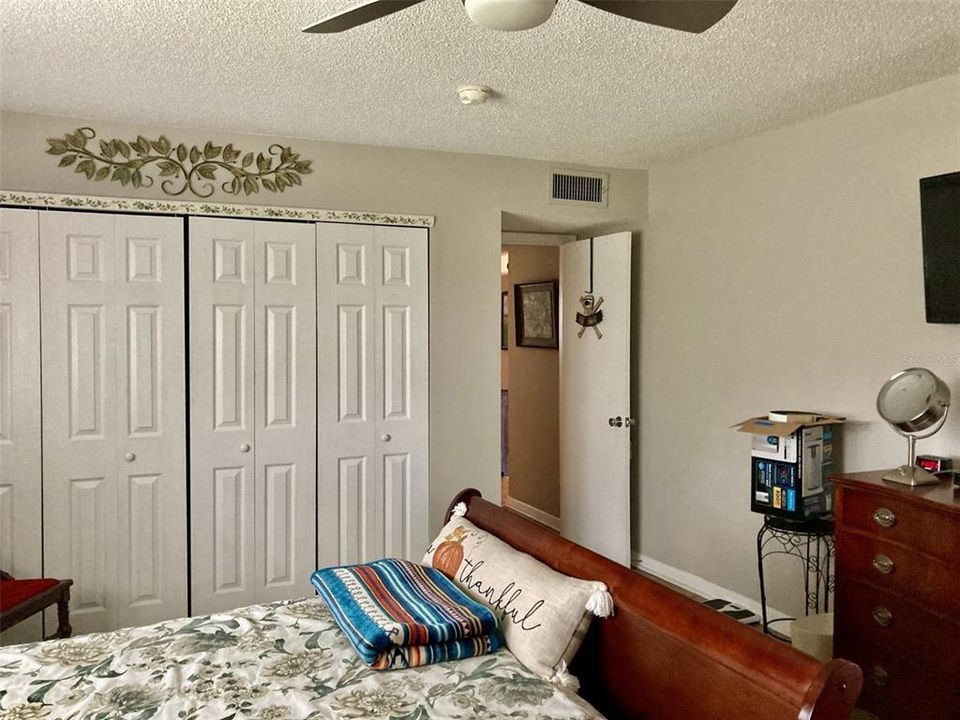 Active With Contract: $110,000 (2 beds, 1 baths, 1086 Square Feet)