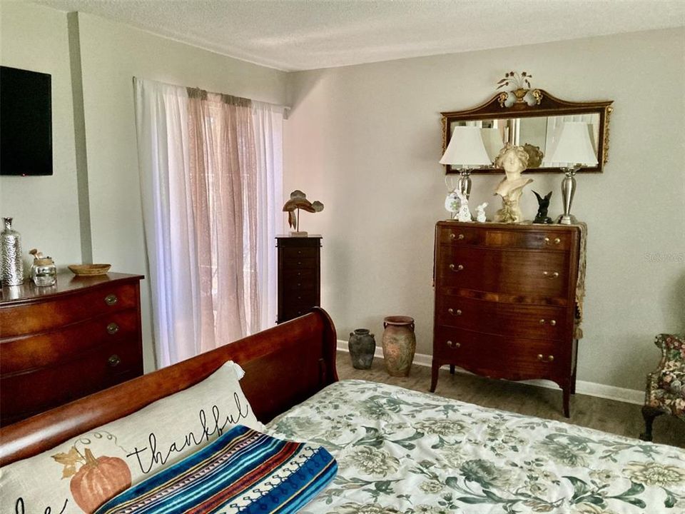 Active With Contract: $110,000 (2 beds, 1 baths, 1086 Square Feet)