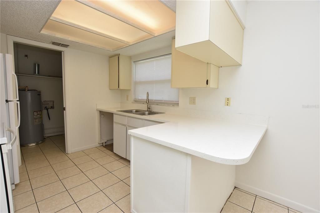 合同活跃: $1,100 (2 贝兹, 2 浴室, 983 平方英尺)