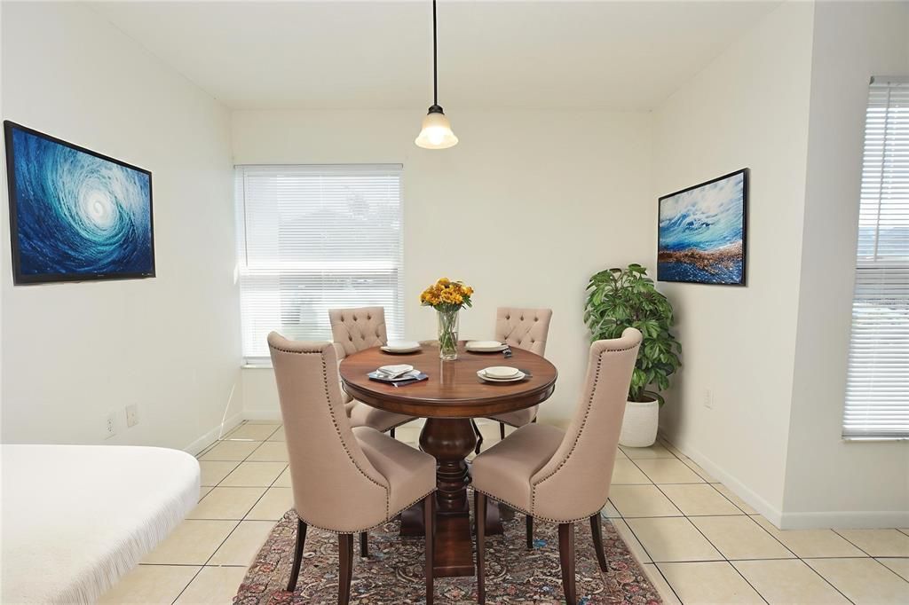 合同活跃: $1,100 (2 贝兹, 2 浴室, 983 平方英尺)