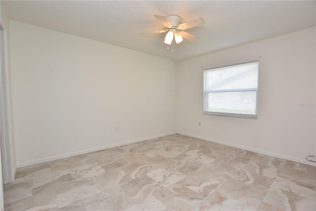 合同活跃: $1,100 (2 贝兹, 2 浴室, 983 平方英尺)