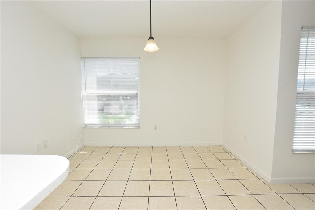 合同活跃: $1,100 (2 贝兹, 2 浴室, 983 平方英尺)