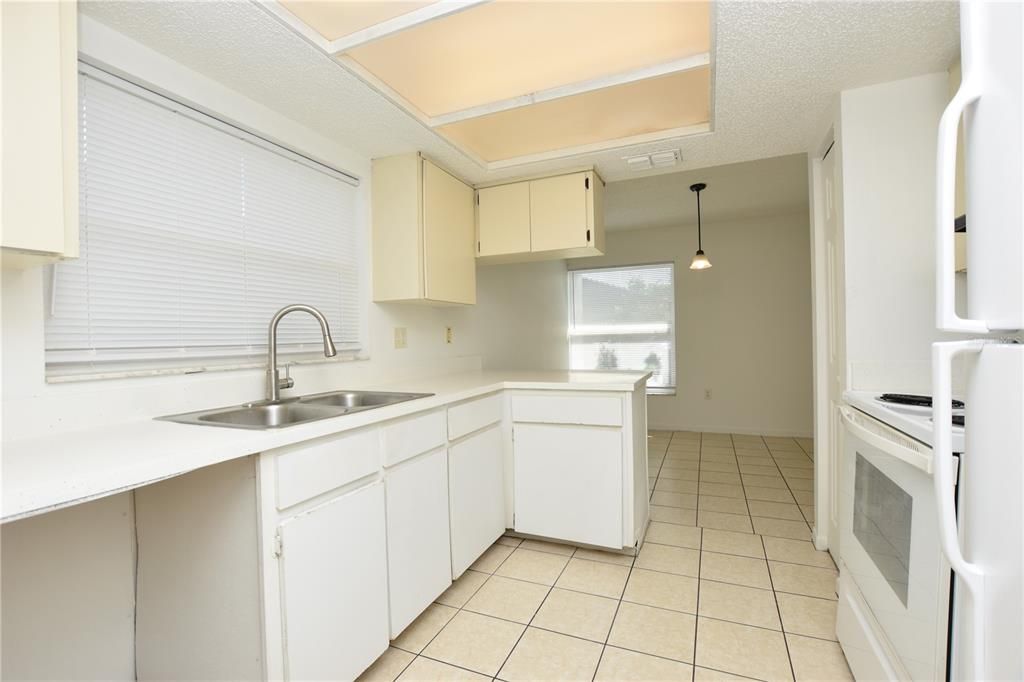 合同活跃: $1,100 (2 贝兹, 2 浴室, 983 平方英尺)