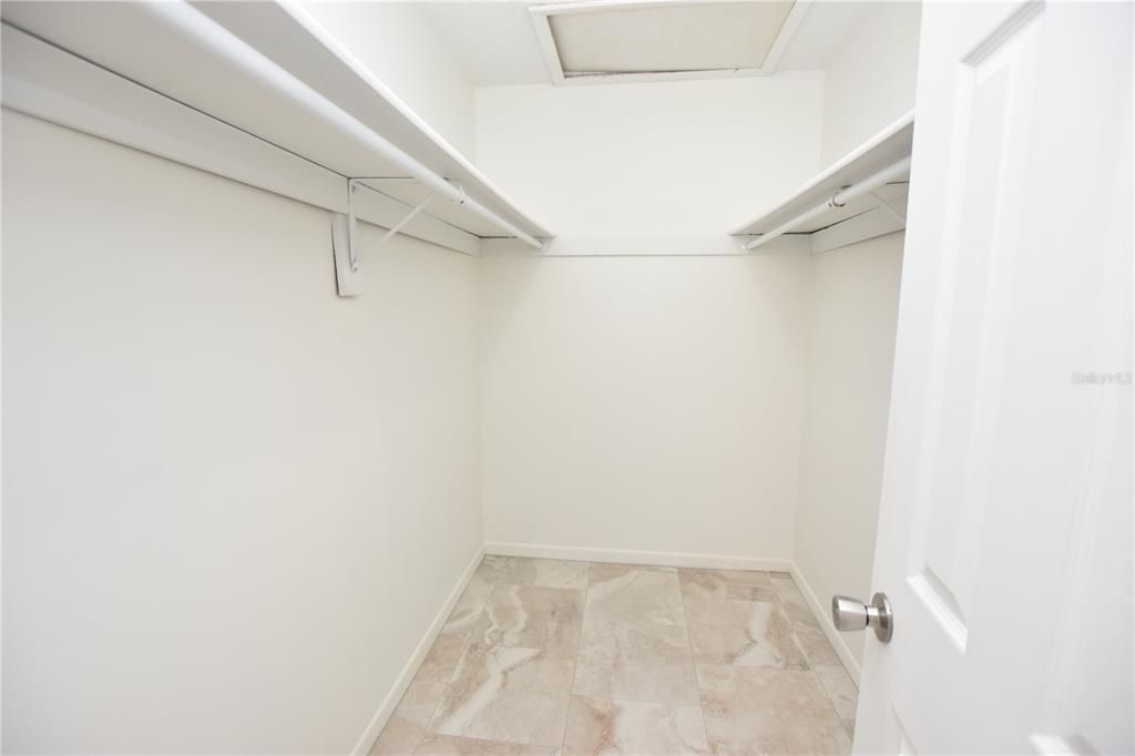 合同活跃: $1,100 (2 贝兹, 2 浴室, 983 平方英尺)