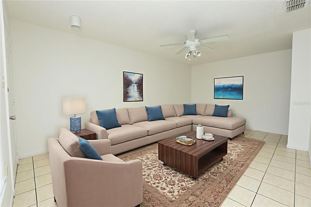 合同活跃: $1,100 (2 贝兹, 2 浴室, 983 平方英尺)