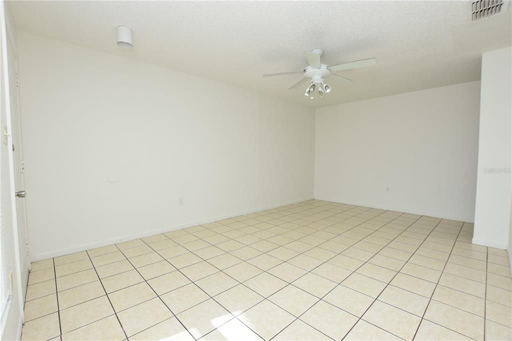 合同活跃: $1,100 (2 贝兹, 2 浴室, 983 平方英尺)