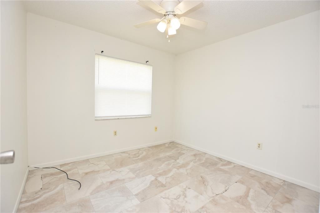 合同活跃: $1,100 (2 贝兹, 2 浴室, 983 平方英尺)