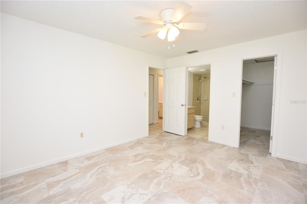 合同活跃: $1,100 (2 贝兹, 2 浴室, 983 平方英尺)