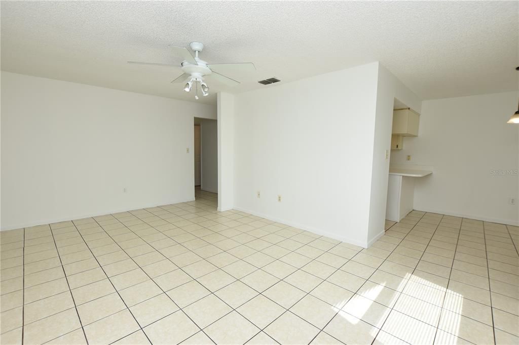 合同活跃: $1,100 (2 贝兹, 2 浴室, 983 平方英尺)