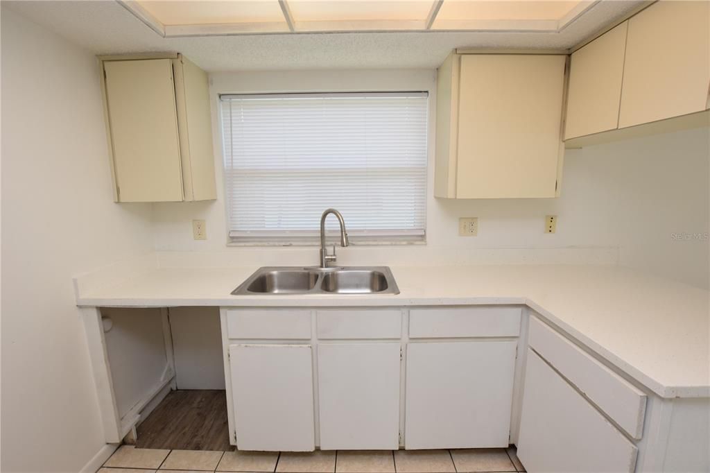 合同活跃: $1,100 (2 贝兹, 2 浴室, 983 平方英尺)