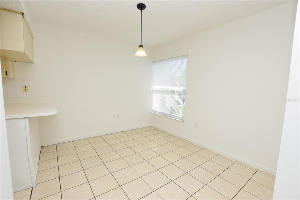 合同活跃: $1,100 (2 贝兹, 2 浴室, 983 平方英尺)