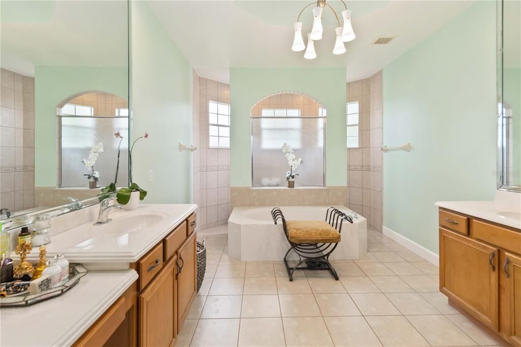 En Venta: $825,000 (4 camas, 3 baños, 3071 Pies cuadrados)