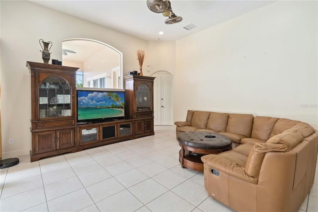 En Venta: $825,000 (4 camas, 3 baños, 3071 Pies cuadrados)