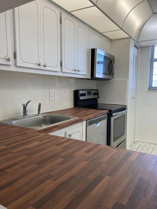 For Sale: $195,000 (1 beds, 1 baths, 828 Square Feet)