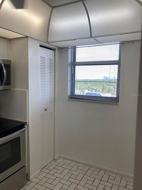 For Sale: $195,000 (1 beds, 1 baths, 828 Square Feet)