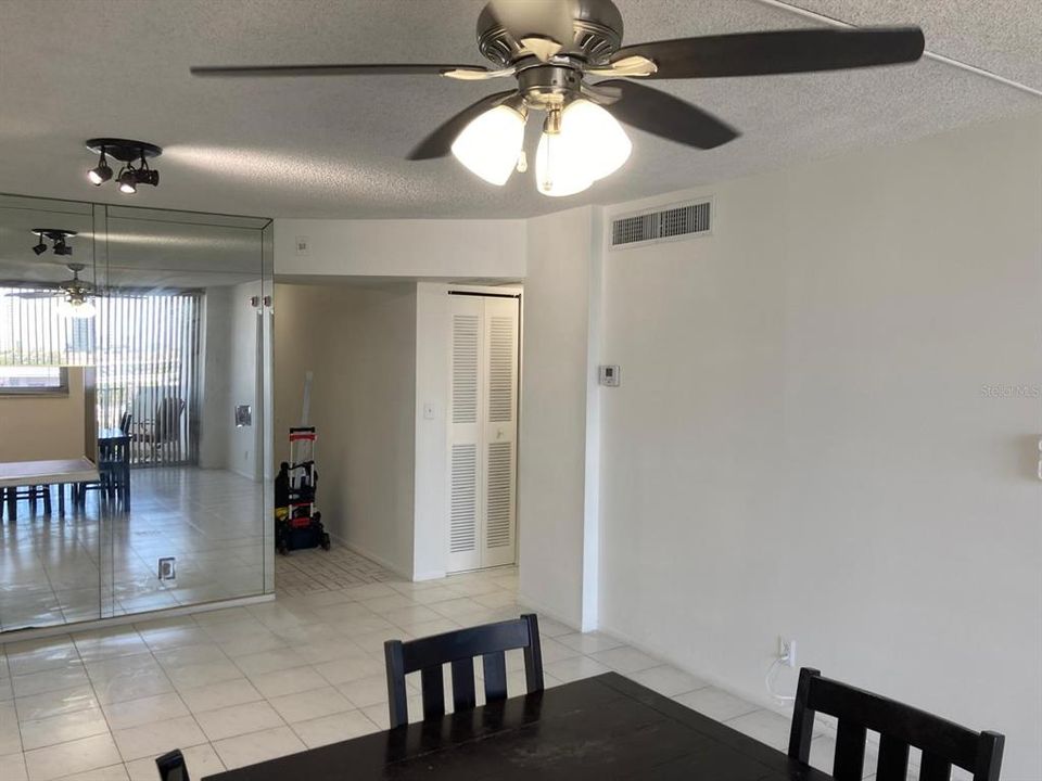 For Sale: $195,000 (1 beds, 1 baths, 828 Square Feet)