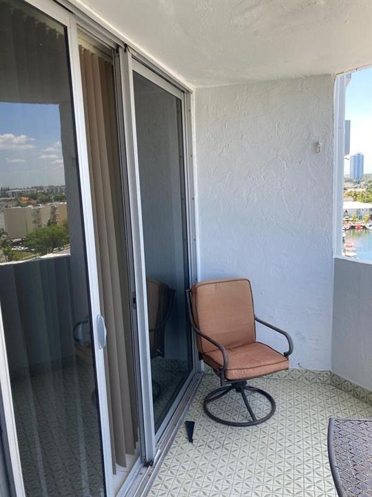 For Sale: $195,000 (1 beds, 1 baths, 828 Square Feet)