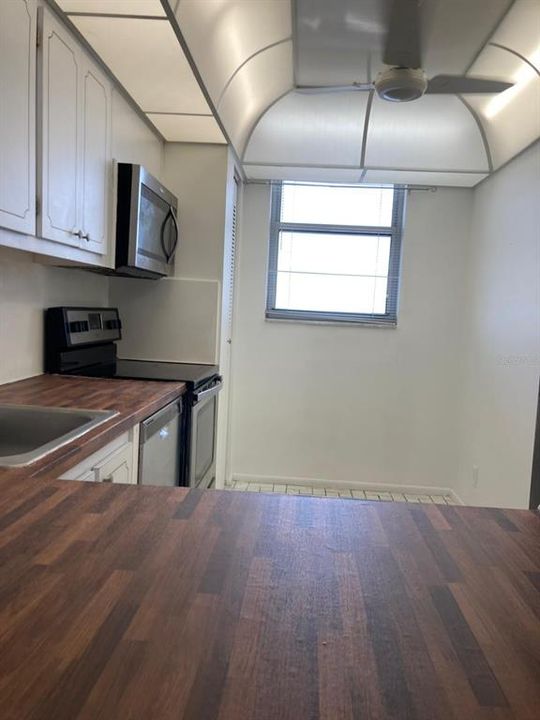 For Sale: $195,000 (1 beds, 1 baths, 828 Square Feet)