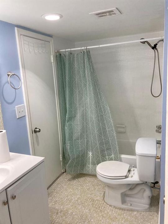 For Sale: $195,000 (1 beds, 1 baths, 828 Square Feet)