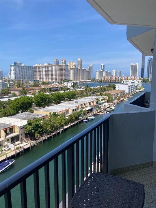 For Sale: $195,000 (1 beds, 1 baths, 828 Square Feet)