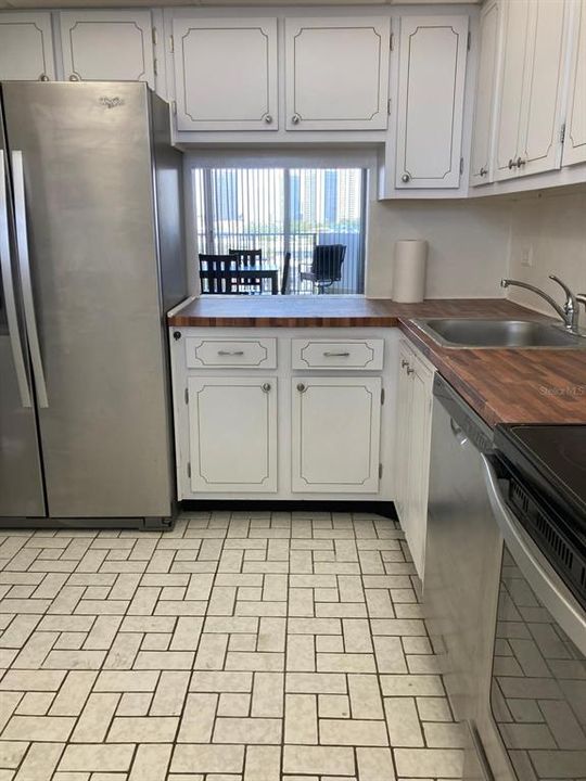 For Sale: $195,000 (1 beds, 1 baths, 828 Square Feet)