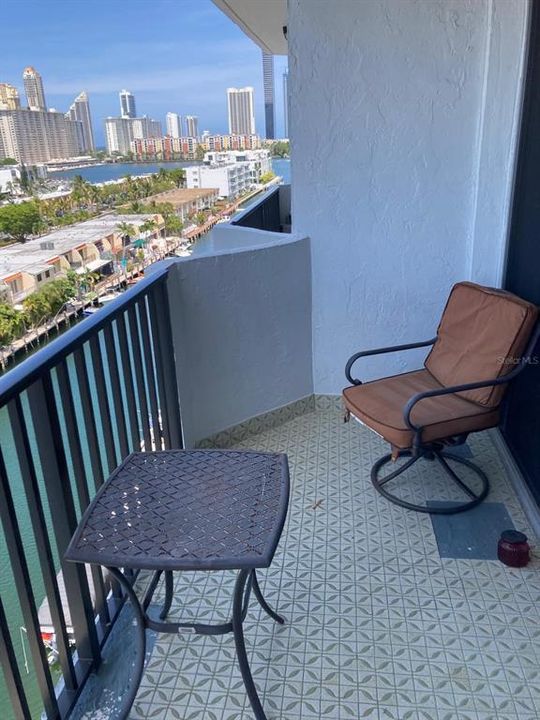 For Sale: $195,000 (1 beds, 1 baths, 828 Square Feet)