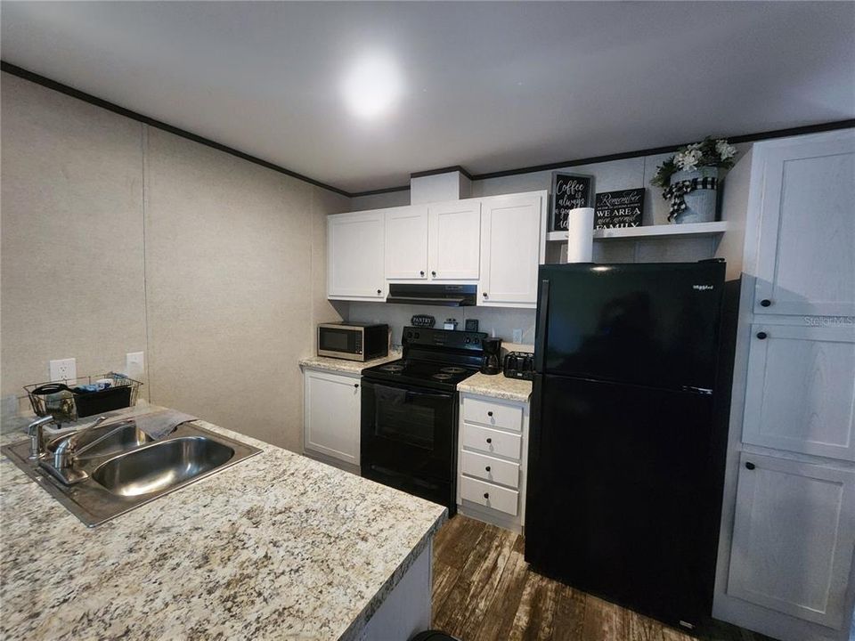 合同活跃: $138,000 (2 贝兹, 2 浴室, 918 平方英尺)